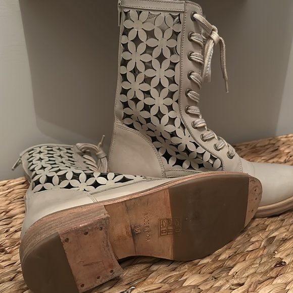 Free people feminine floral cut out boots. Perfect for spring! New size 38 - Picture 3 of 3